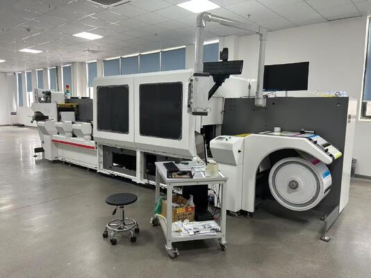 دستگاه چاپ دیجیتال تک‌رنگ دو رو با فناوری جوهر پیگمنت پایه آب، طراحی شده برای راه‌حل‌های چاپ